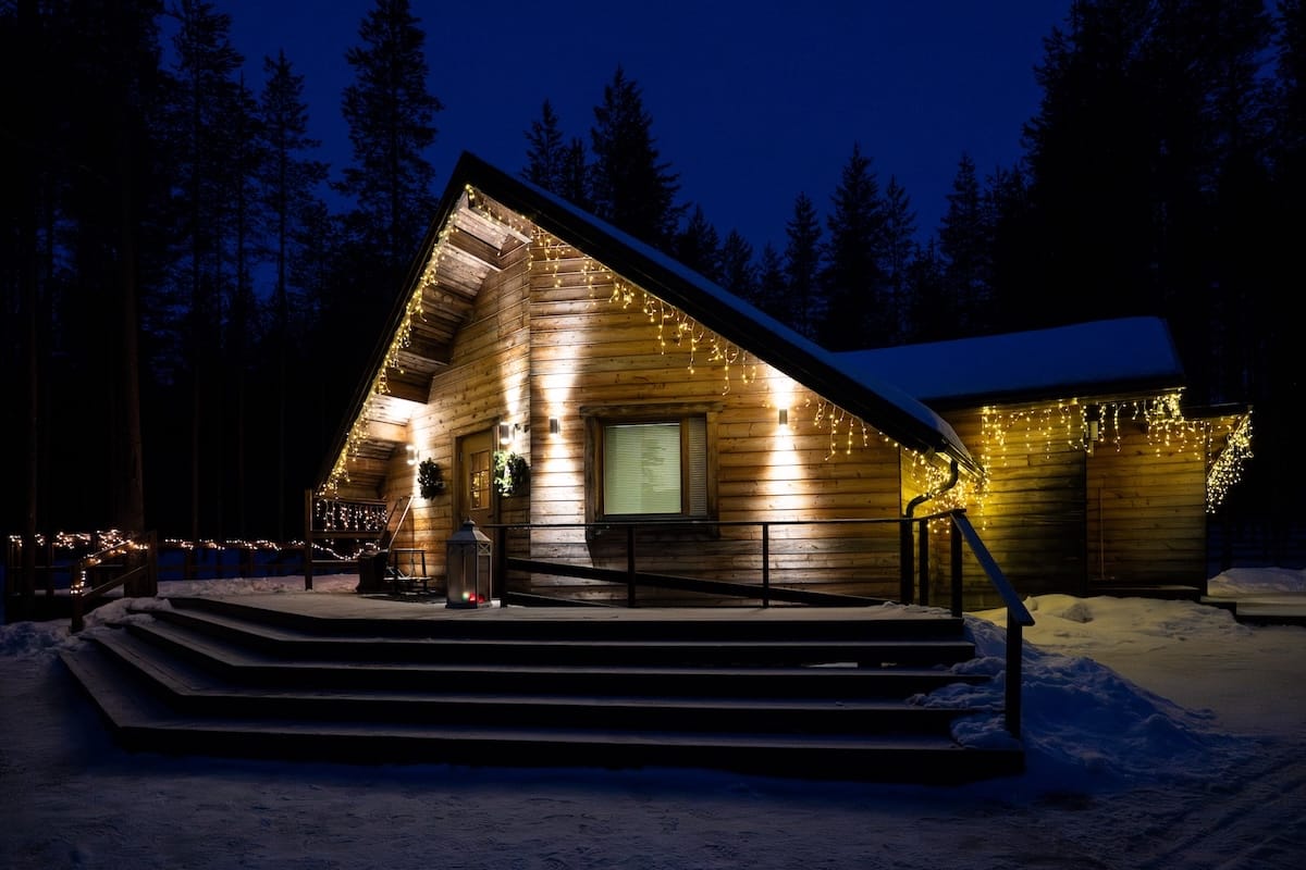 Livo Arctic Resort
_____
This is a wooden building with lights in blue hour