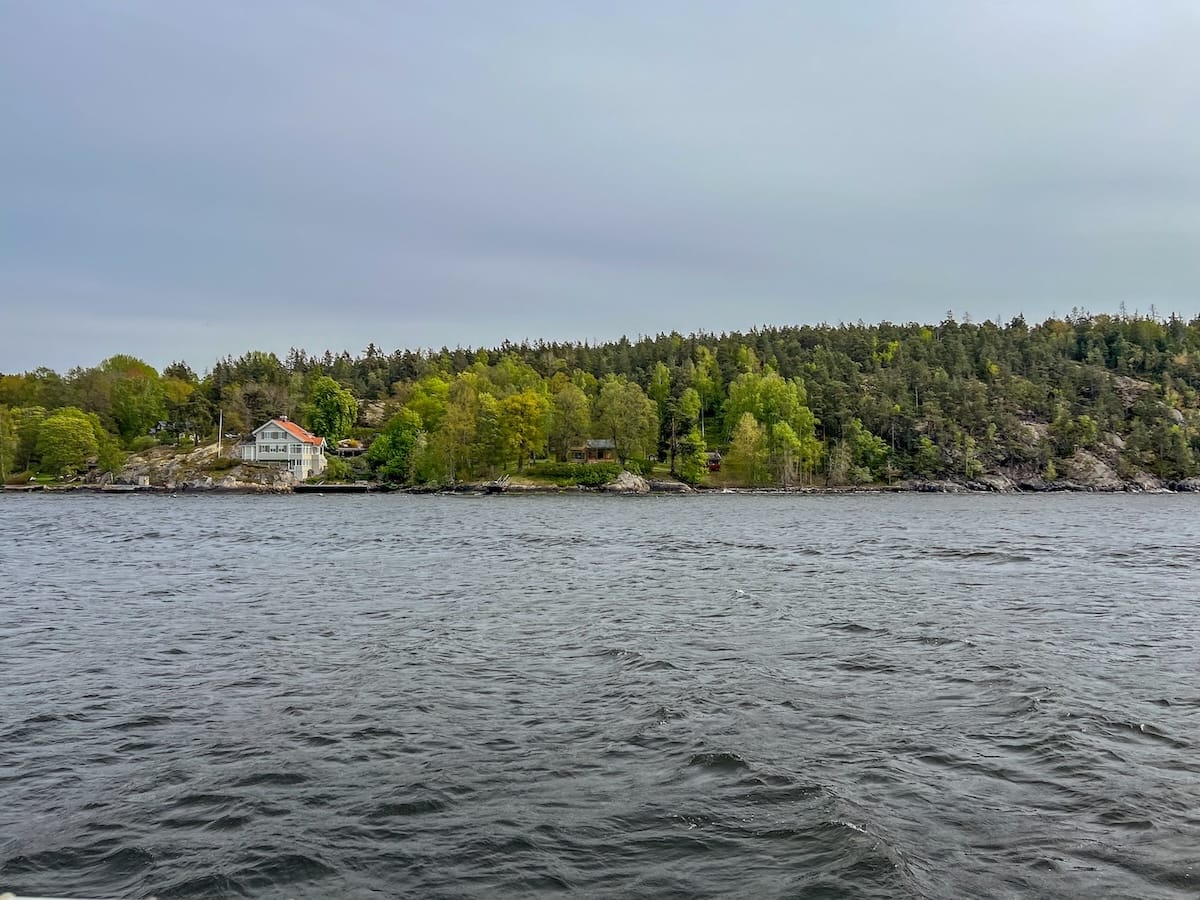Stockholm archipelago boat tour guide
_____
Views from a boat of fancy houses