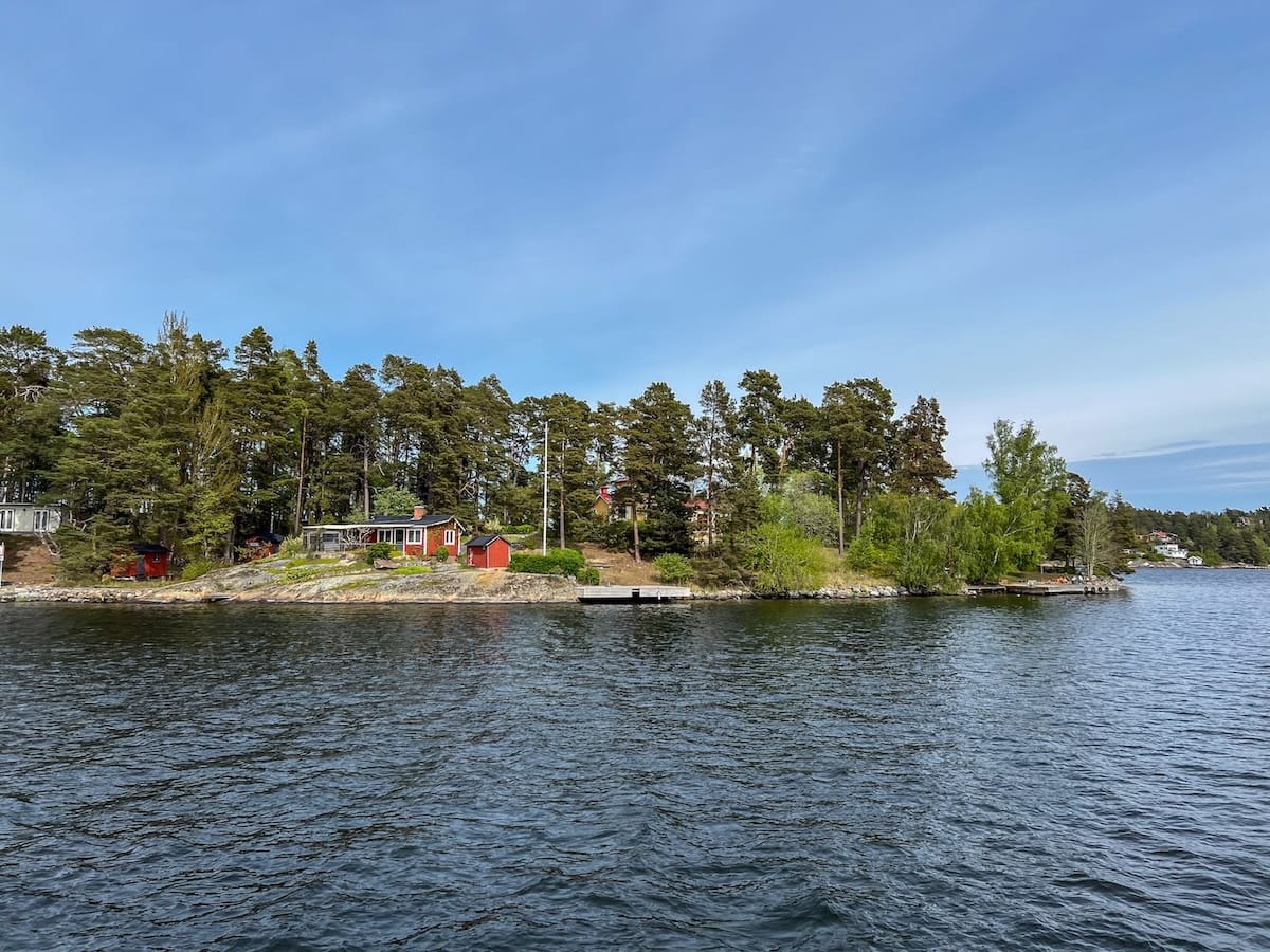 Stockholm archipelago boat tour guide
_____
A red cottage on a small island in the Stockholm archipelago