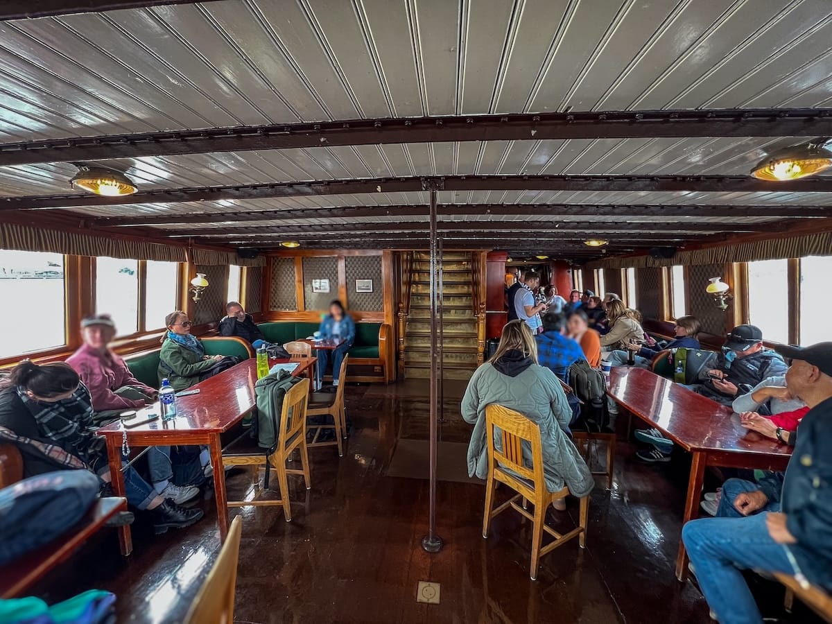Stockholm archipelago boat tour guide
_____
A lot of people inside a boat on a Stockholm boat cruise