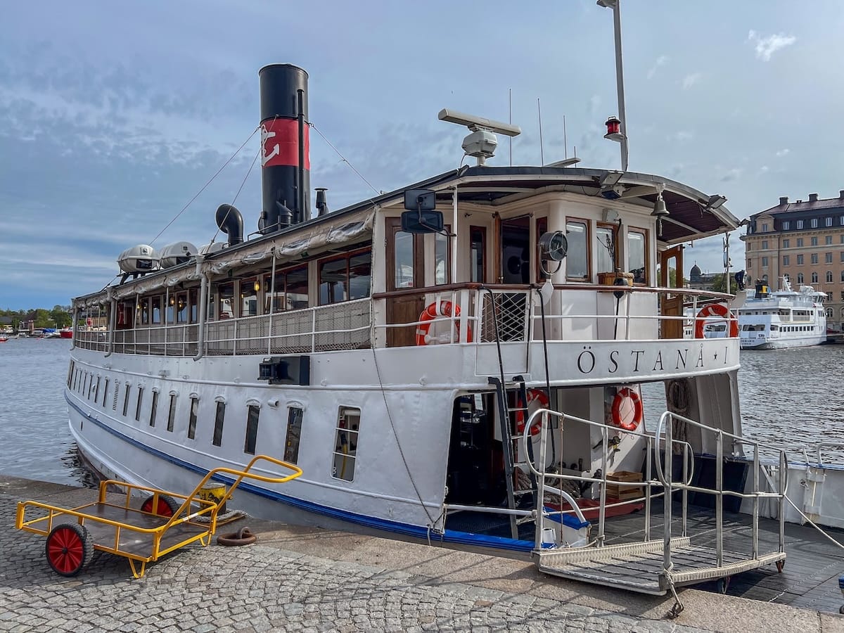 Stockholm archipelago boat tour guide
_____
Stockholm archipelago boat tour guide
_____
A white boat with two floors that you will take on the cruise