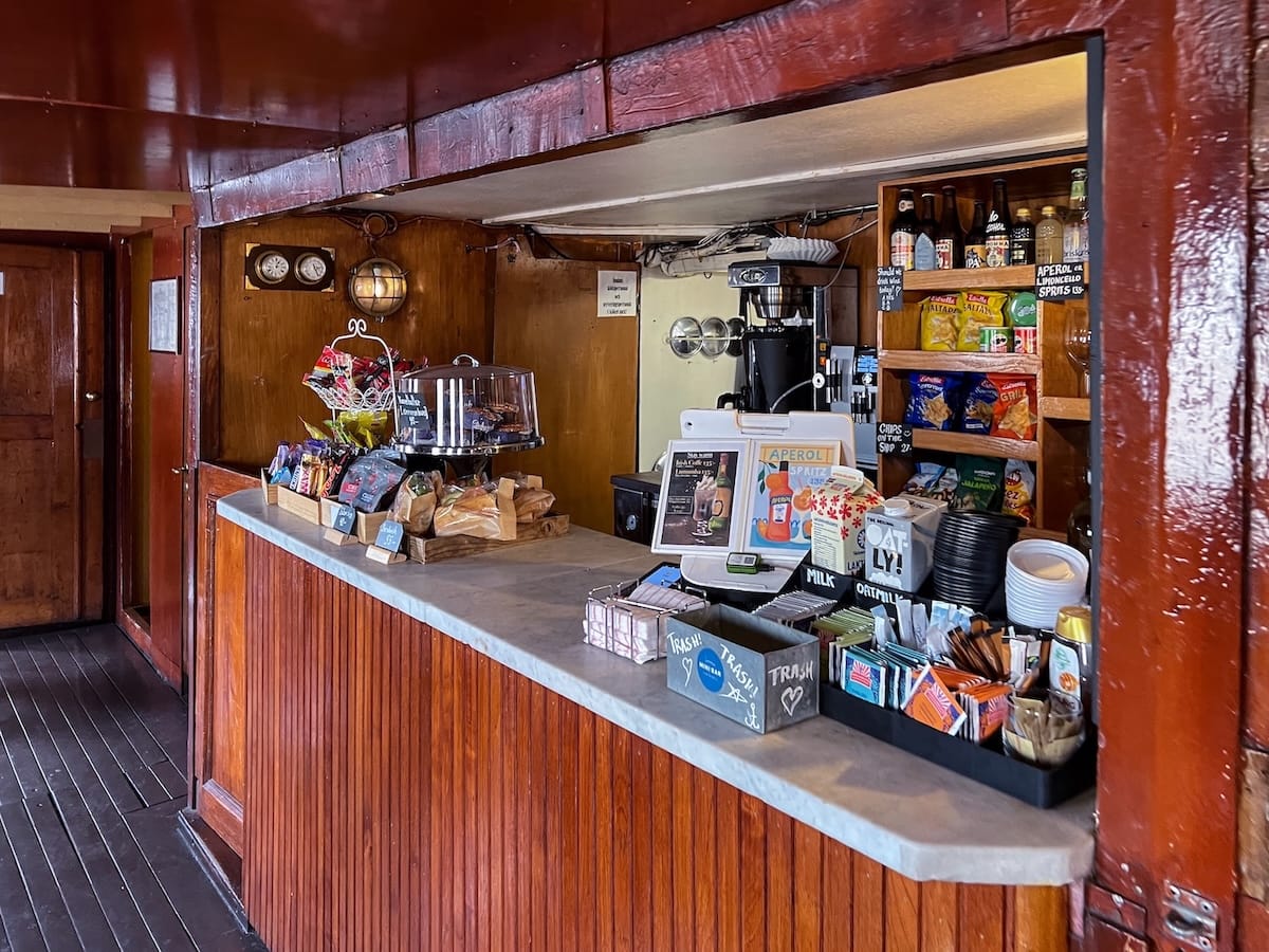 Stockholm archipelago boat tour guide _____ A counter on a boat where you can buy drinks, food, etc