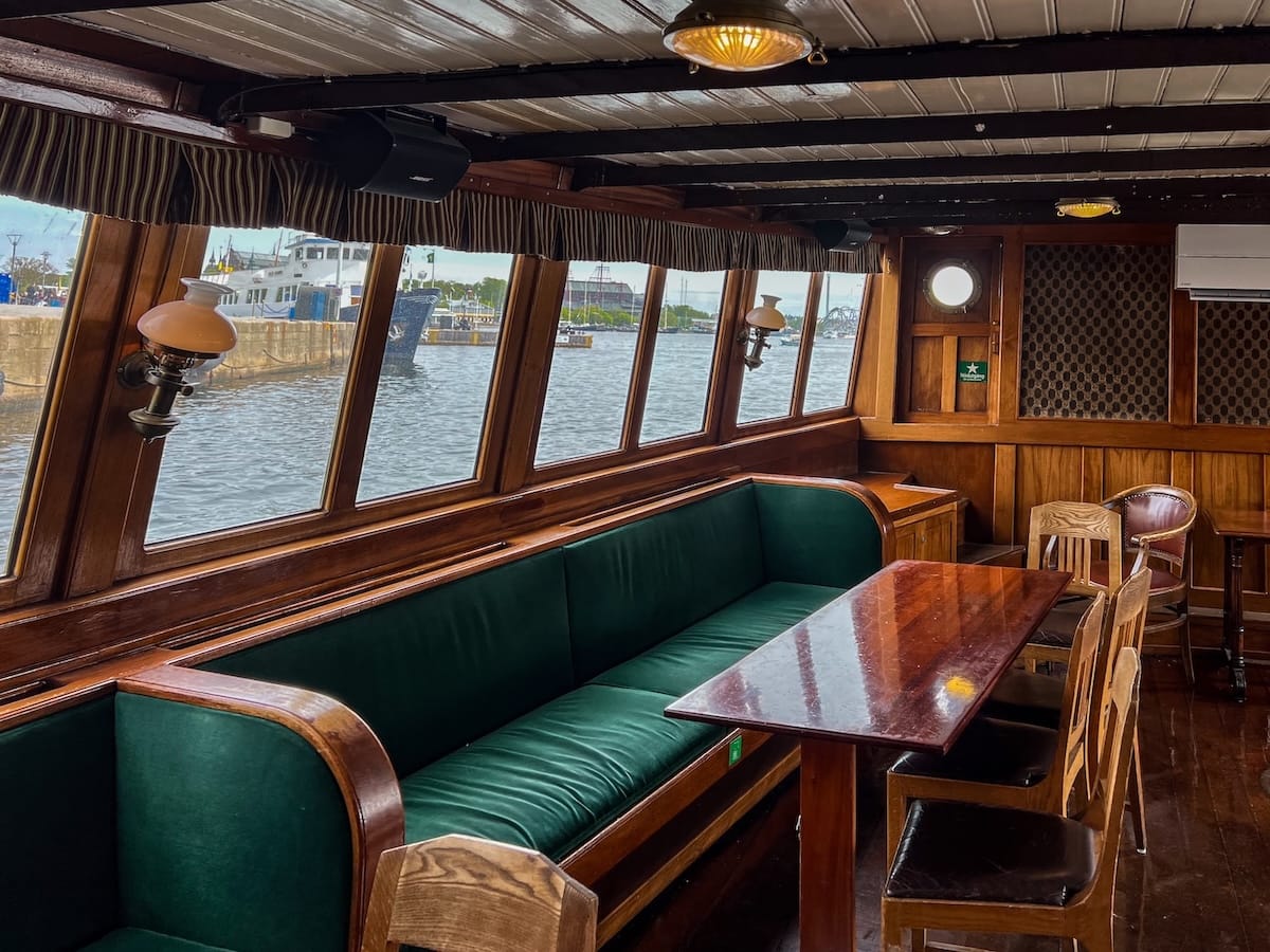 Stockholm archipelago boat tour guide
_____
A green couch inside a wooden room on a boat