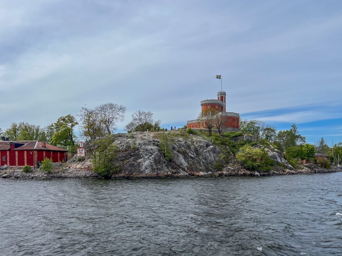Stockholm archipelago boat tour guide
_____
The view of a building with a flag on top from a boat