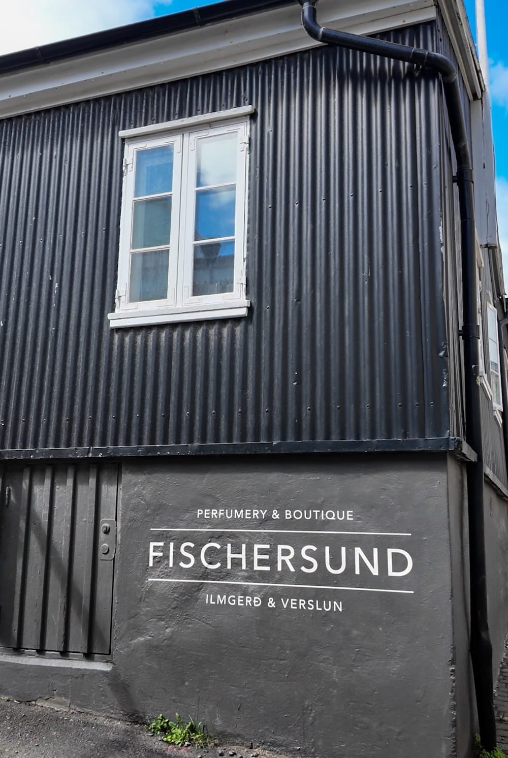 My fragrance tour at Fischersund in Reykjavík
_____
the outside of the store that is a black/dark blue building exterior