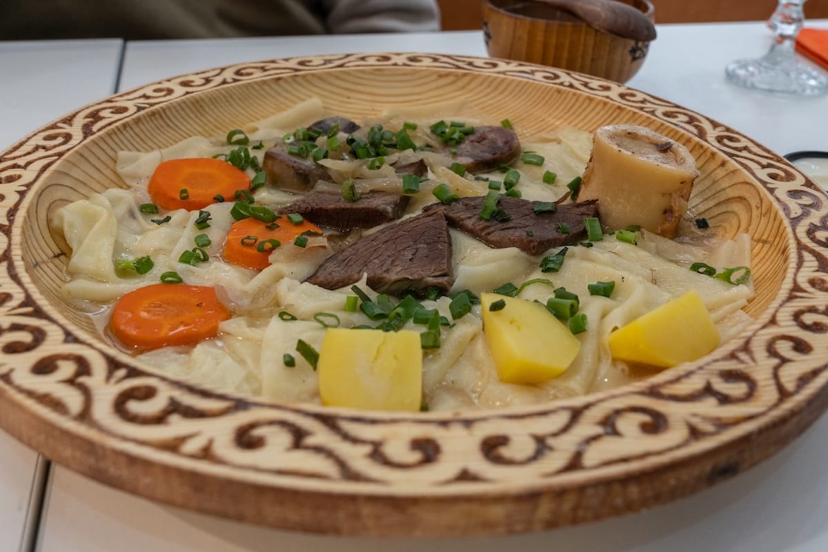 A plate of beshbarmaq on a table