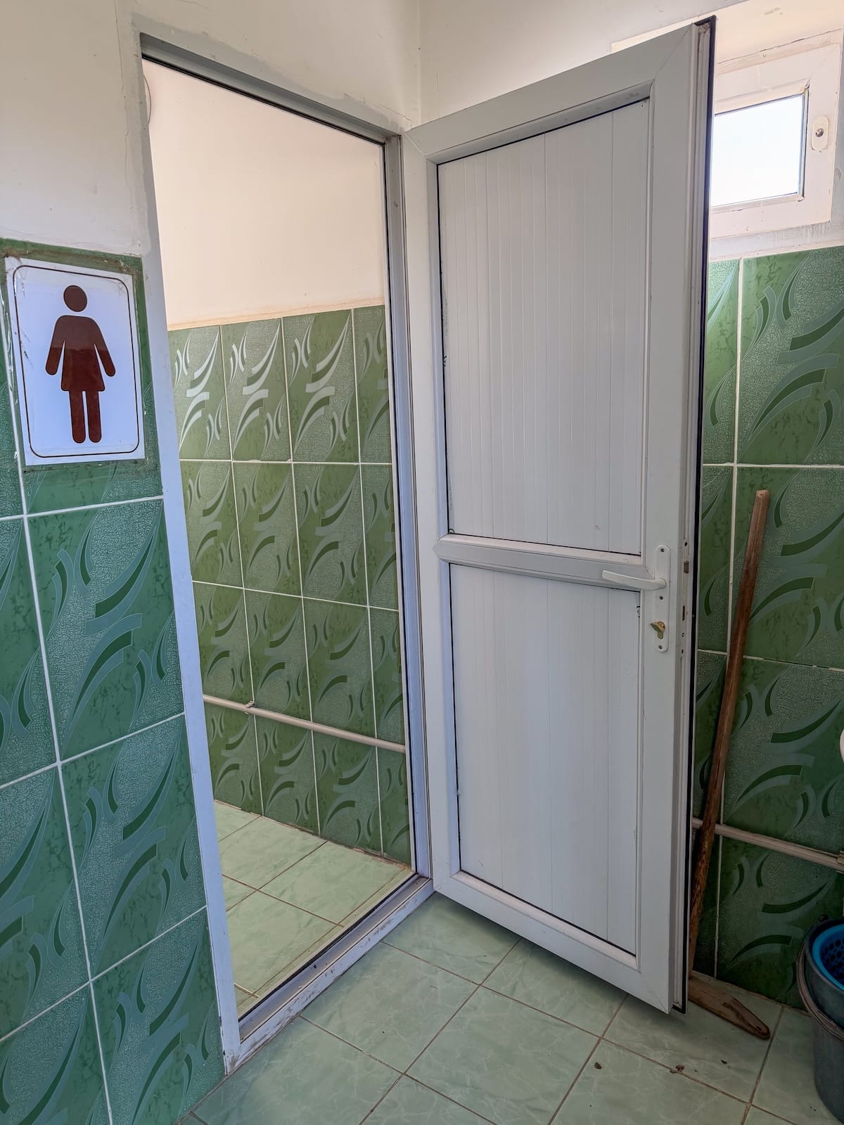 a photo of a women's toilet