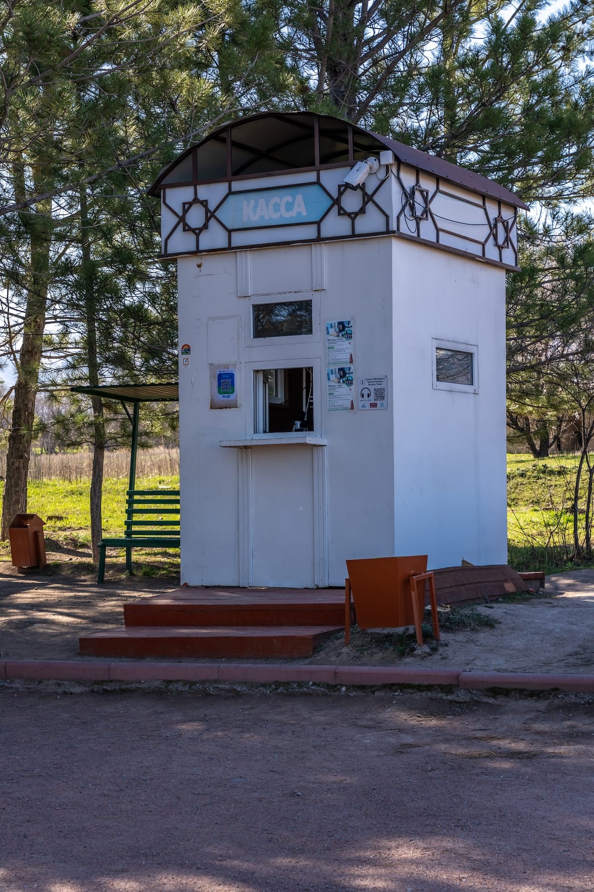 A white kiosk that says 'kassa' on it