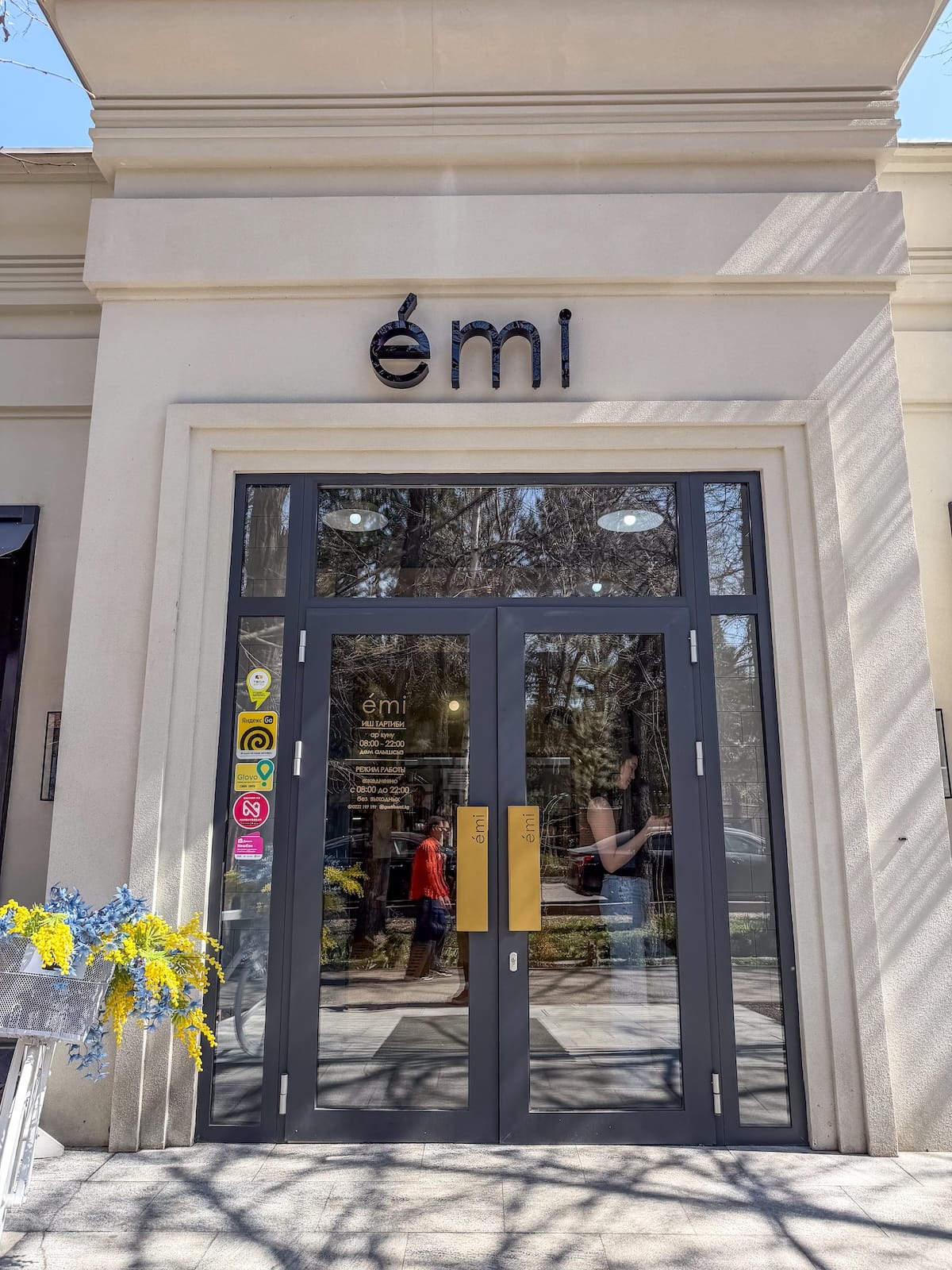 the outside of a cafe