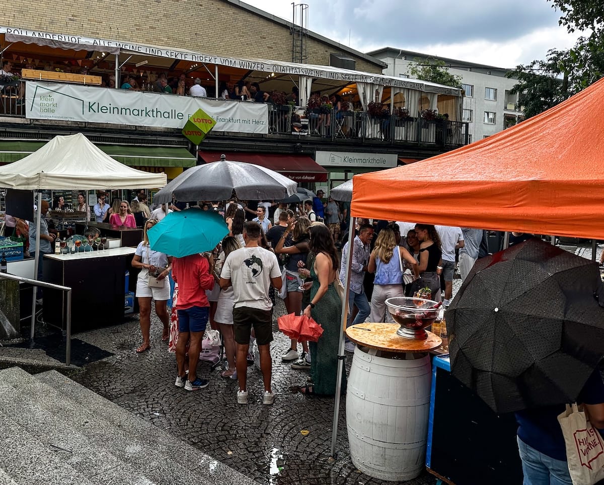 a lot of people standing around a market
