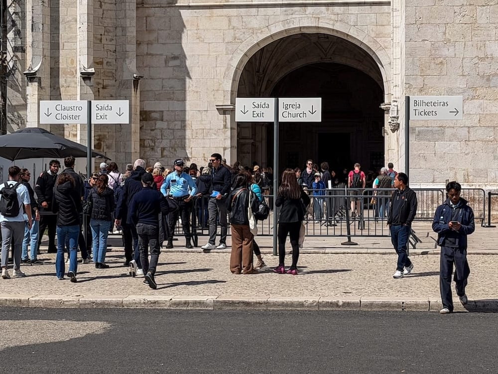 Jerónimos Monastery lines and signs to get into the complex