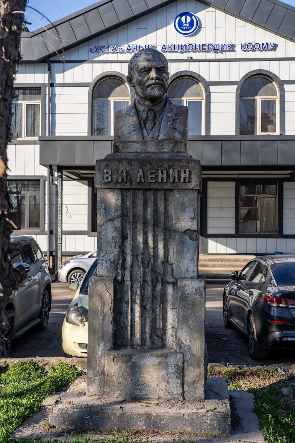 a bust of vladimir lenin in front of a building