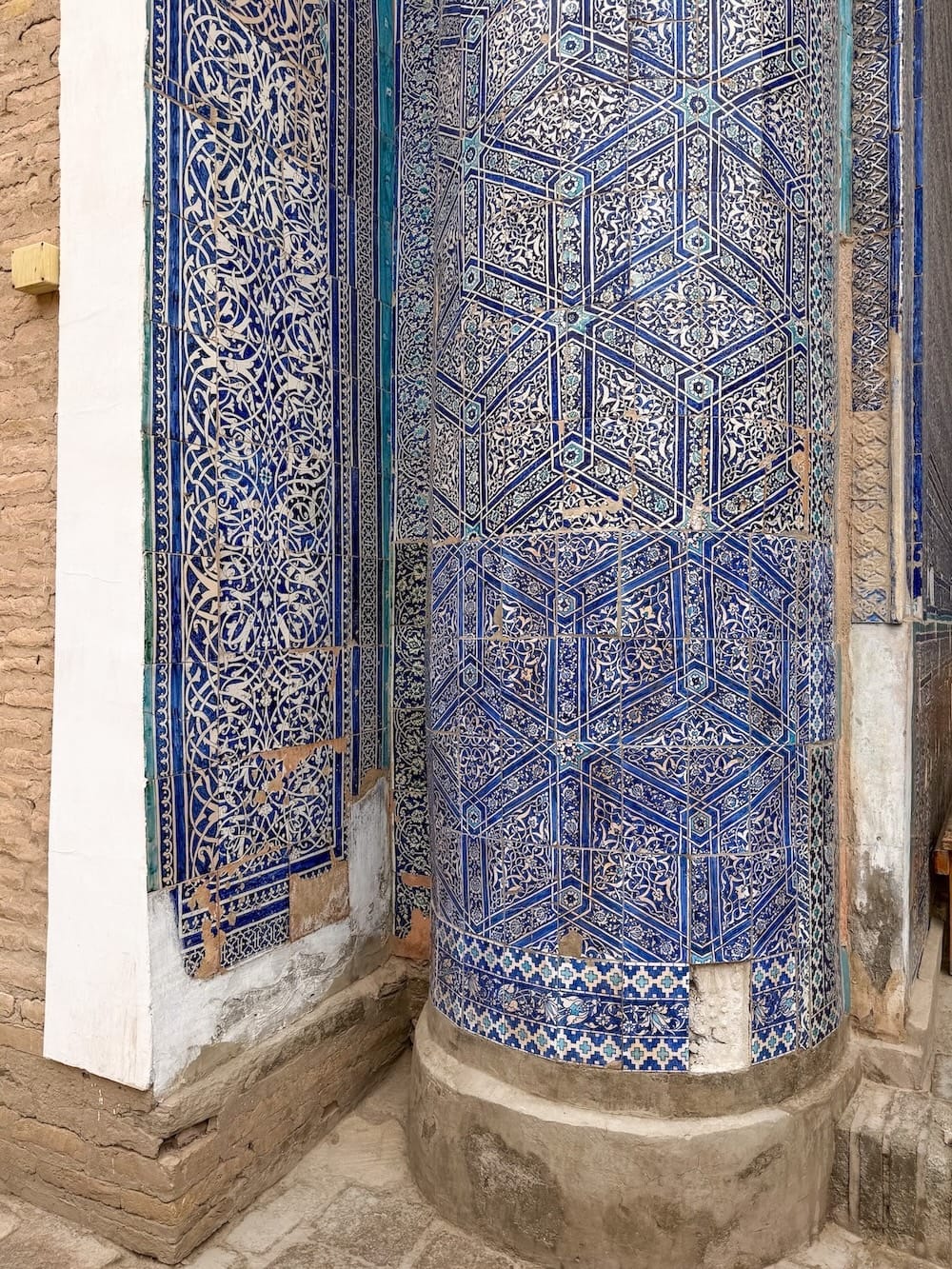 a tiled pillar with beautiful, blue design