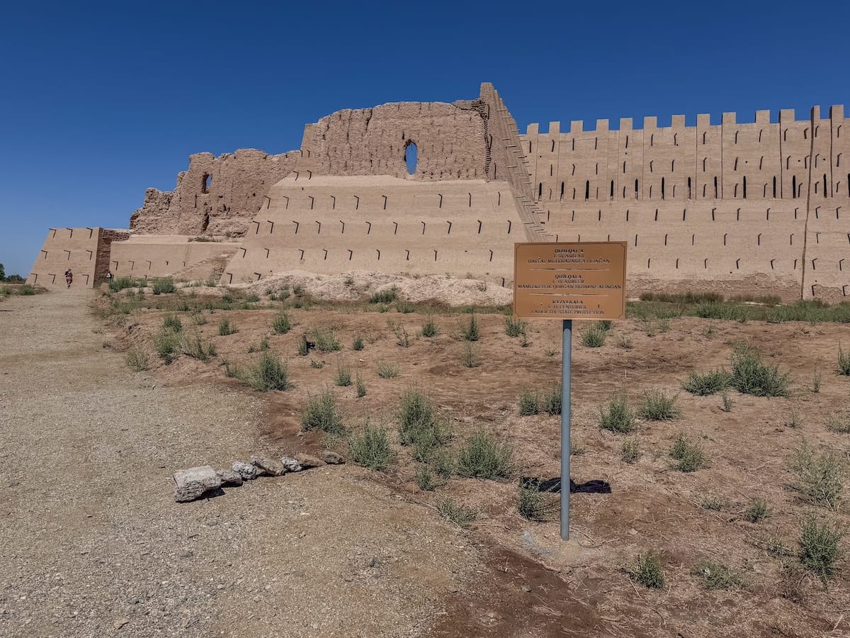 a photo of an old fortress in the middle of the uzbekistan desert