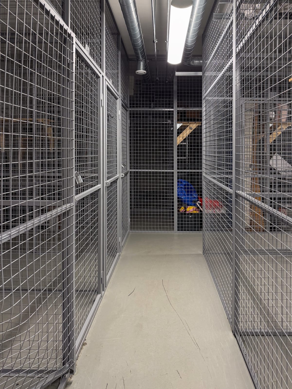 metal lockers in an area to store luggage | where to store luggage in rovaniemi