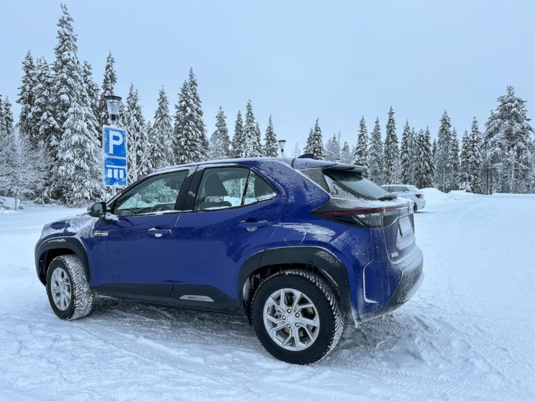 a blue rental car in the snow in finland / how to rent a car in rovaniemi