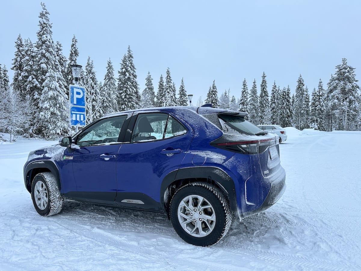 a blue rental car in the snow in finland / how to rent a car in rovaniemi