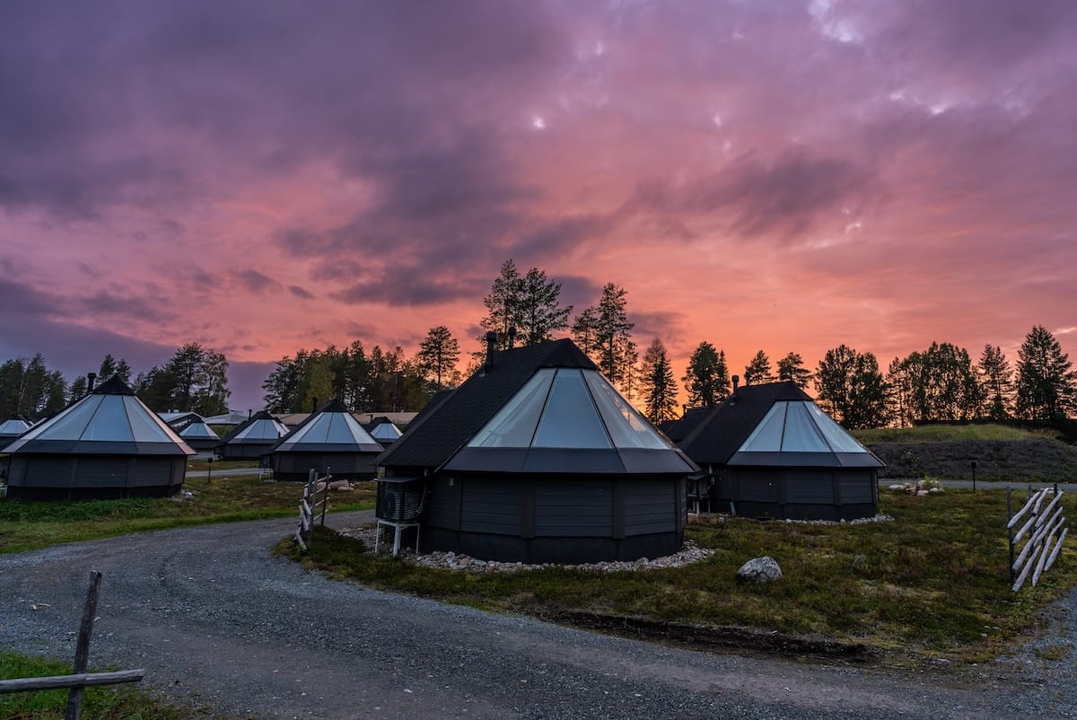 Apukka Resort in Rovaniemi in early autumn
a glass igloo resort with pink dusk skies